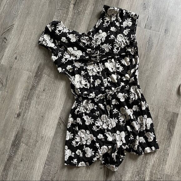 Floral Romper With Lace Up Back - Picture 5 of 13